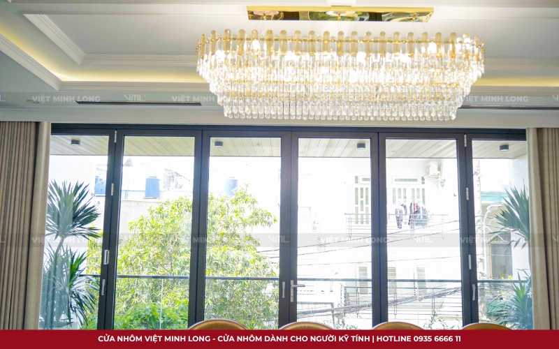 mẫu cửa nhôm cho nhà phố hiện đại 5 tầng