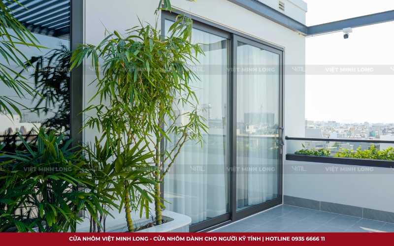 mẫu cửa nhôm cho nhà phố hiện đại 5 tầng