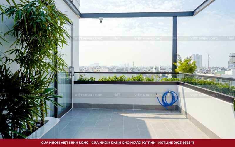 mẫu cửa nhôm cho nhà phố hiện đại 5 tầng